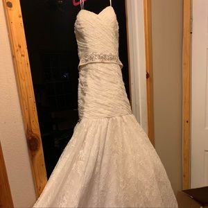 beautiful strapless wedding dress!